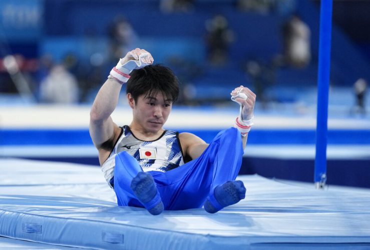 Japan surges to gymnastics lead; Reigning champ Uchimura out